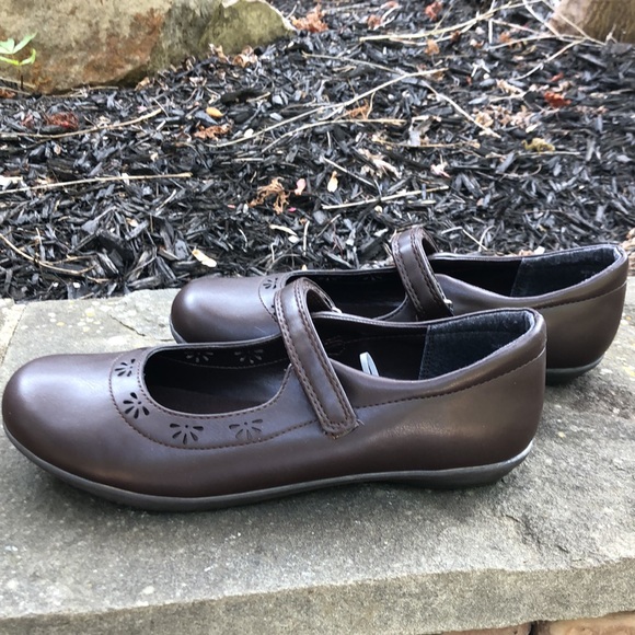 Girls brown Mary Jane shoes from The Children’s Place. Size 4. NWT. - Picture 2 of 8